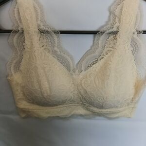 Cream Lace Bra with Underwire Support and Adjustable Straps